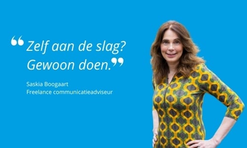 Vrouw met lang bruin haar in geel-groen patroonjurk naast citaat over zelf aan de slag gaan, met naam Saskia Boogaart, freelance communicatieadviseur-1